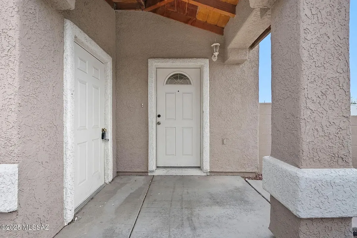 Building Photo - 2862 N Tyndall Ave #2