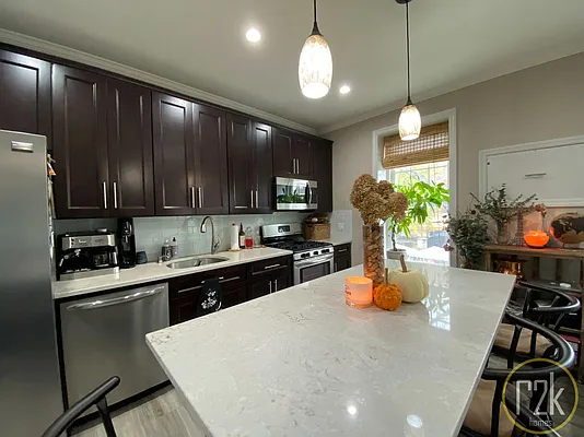 Rented by Realty 2000 Corp | media 32