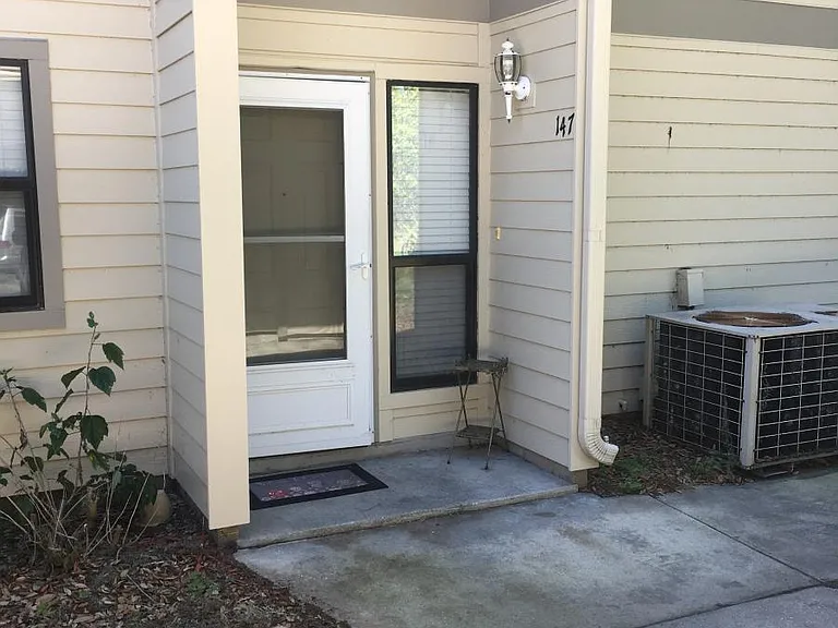 147 Hiawatha Ct E #147 — Photo 3