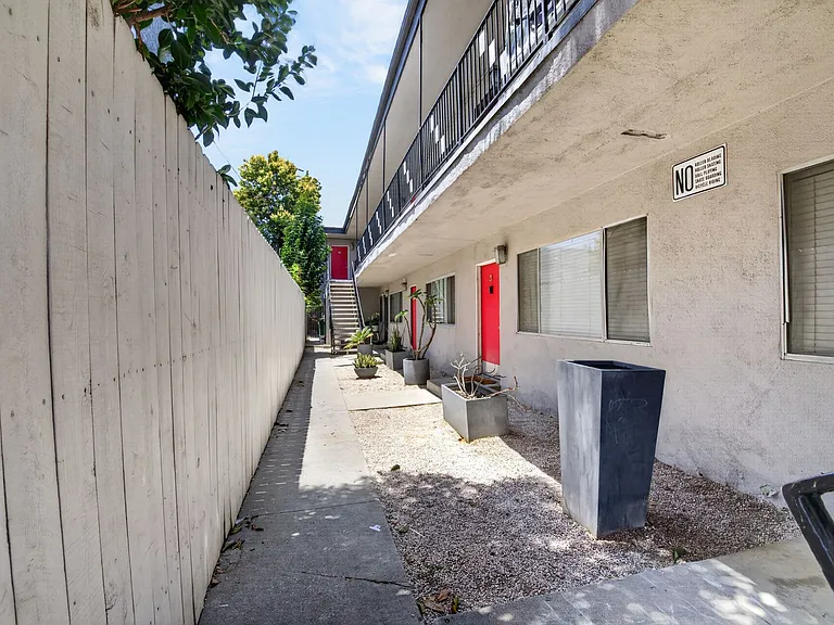 1121 Daisy Avenue — Photo 4