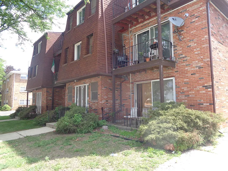 9729 S Ridgeland Ave #302 — Photo 1