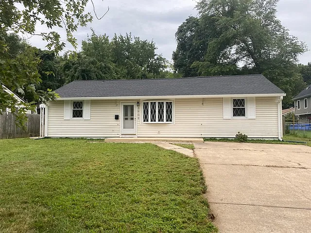 3909 Elmwood Dr — Photo 2