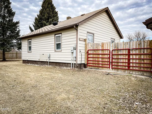 204 1st St NW, Pettibone, ND 58475