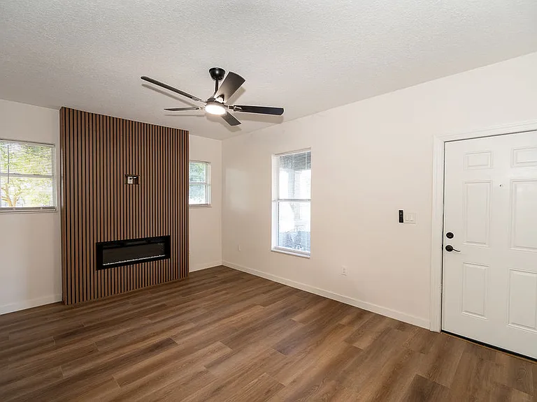 226 N Terry Ave — Photo 4