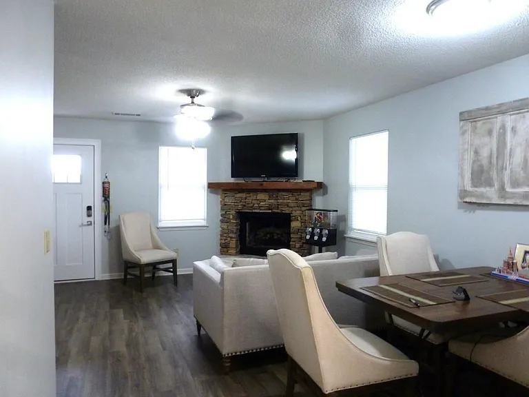 2840 Capri Dr — Photo 3