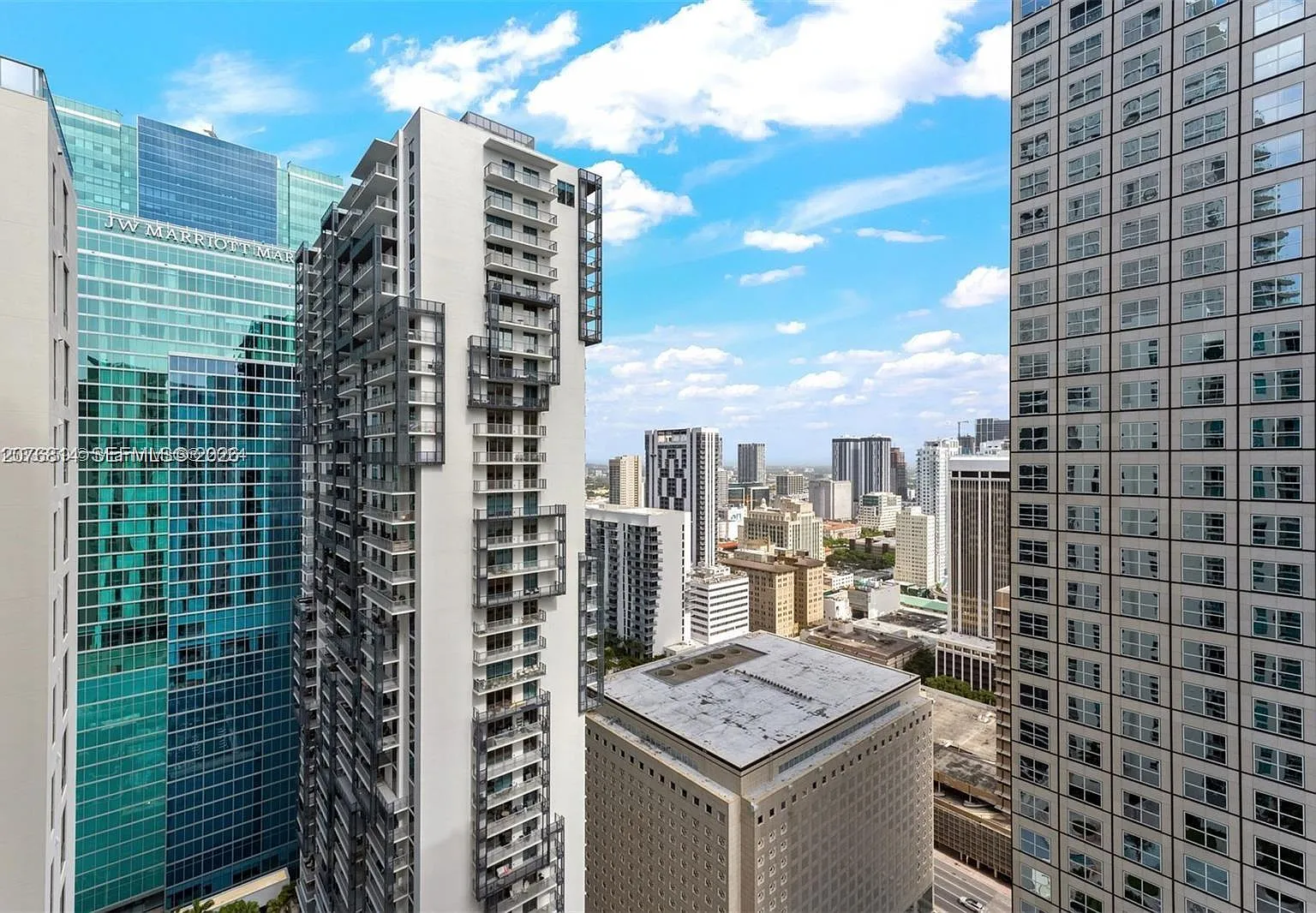Met 1 Condo — Photo 1