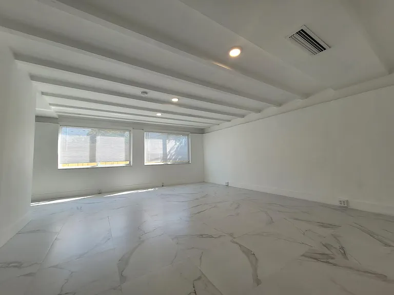 900 SW 31st St — Photo 12