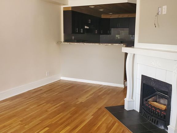 Livingroom with Fireplace