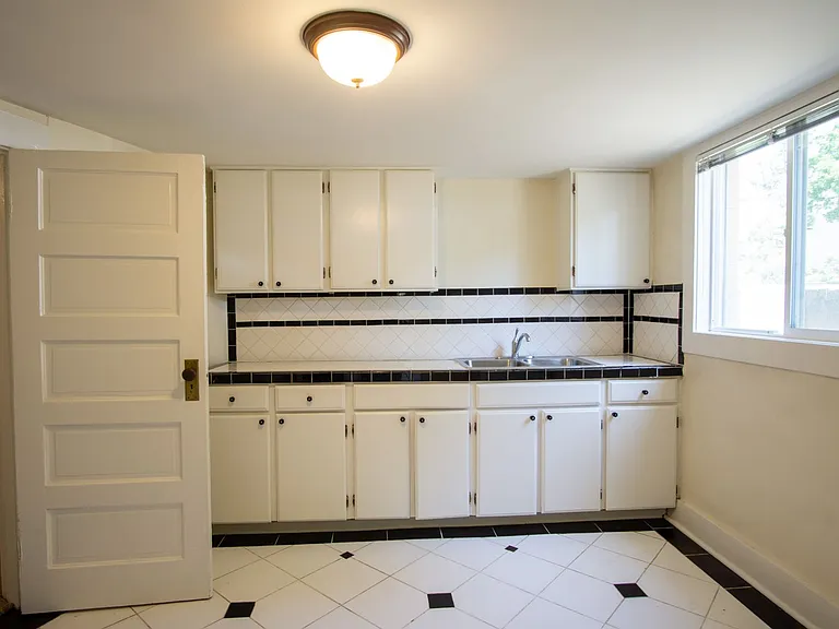 1235 SE Yamhill St #12 — Photo 7