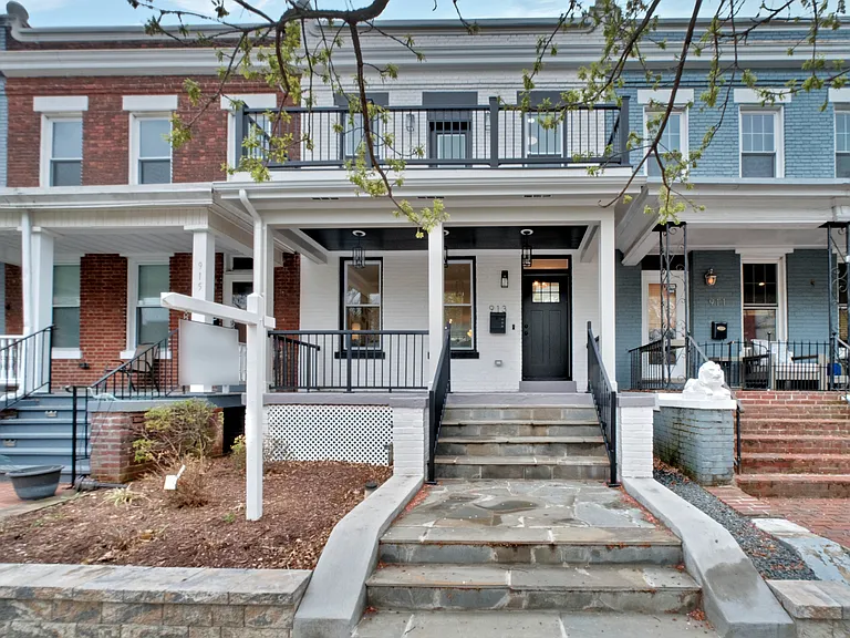 913 L St NE — Photo 2