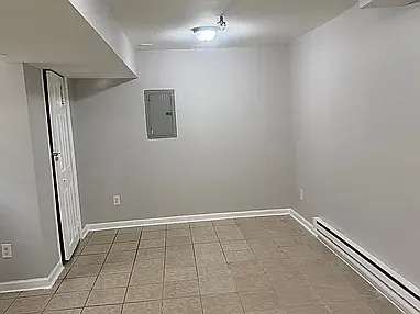 3 326 1/2 Laurel Ave — Photo 1