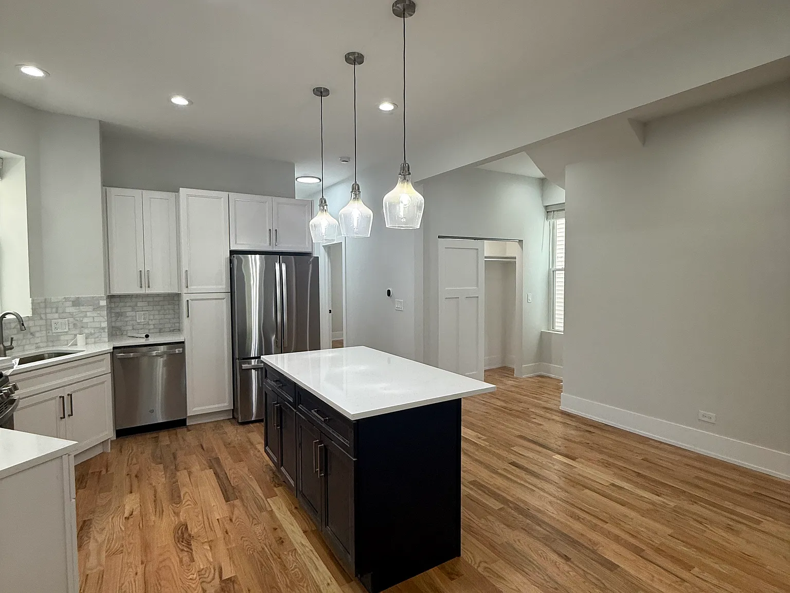 4 bed, 2400 sqft, $7,000 — Photo 4