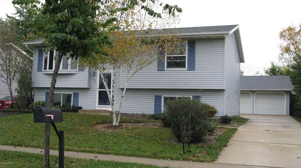4 bed, 1932 sqft, $2,350 — Photo 1