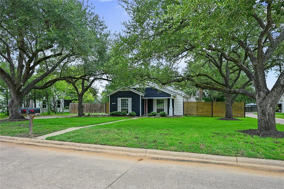 3 bed, 2404 sqft, $2,400 — Photo 2