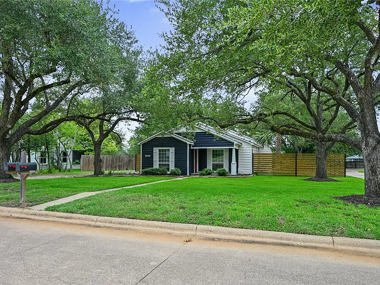 3805 Ridgewood St — Photo 2