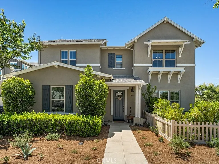 102 Sencillo Pl — Photo 1