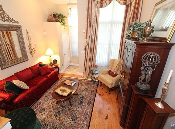 4th image of 291 Roslyn Ct