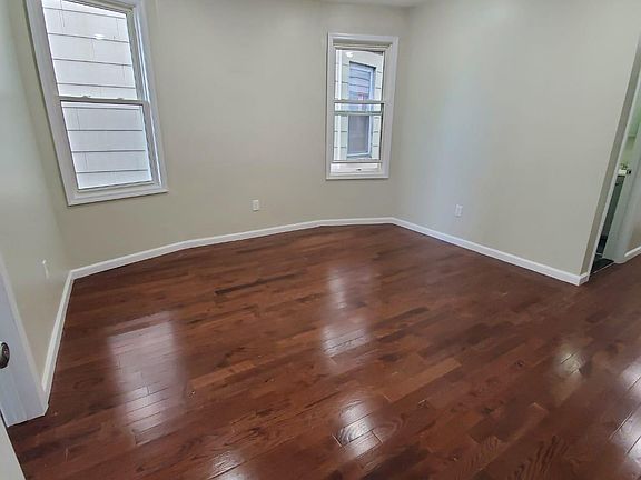 2nd image of 195 Hollywood Ave