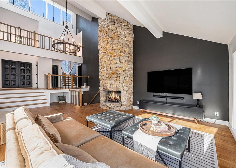 1st image of 224 NW Locust St