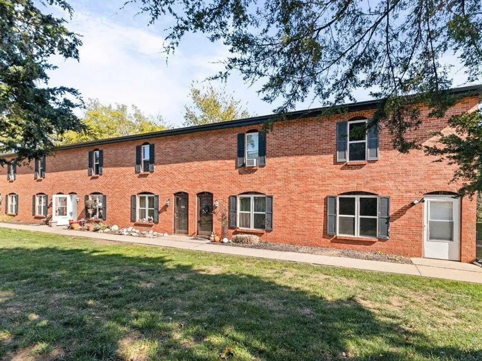 2 bed, 1.5 bath, 1122 sqft, $1,200 — Photo 1