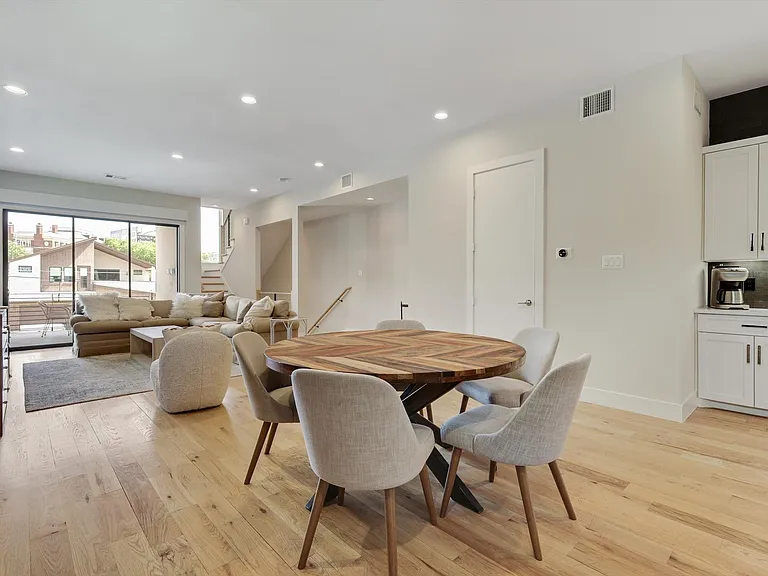 2421 Throckmorton St — Photo 8