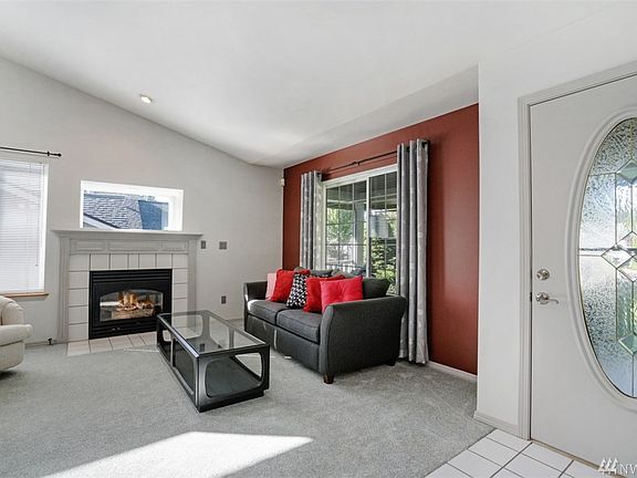 5th image of 2240 Holiday Pl NW