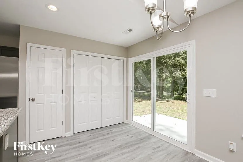 3 bed, 2.0 bath, 1063 sqft, $1,900 — Photo 4