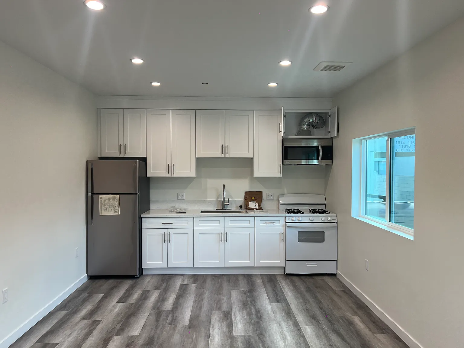 2 bed, 800 sqft, $2,300 — Photo 2