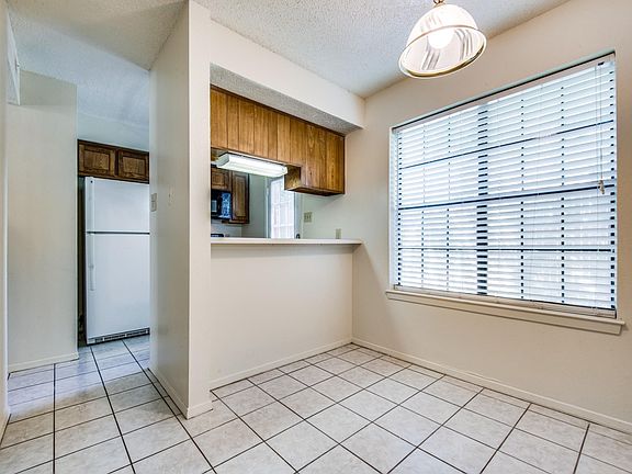 2nd image of 929 W Hickory St #14