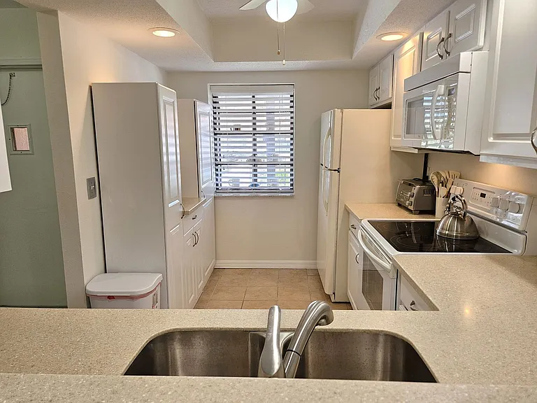 764 Avenida Estancia #206-B — Photo 22
