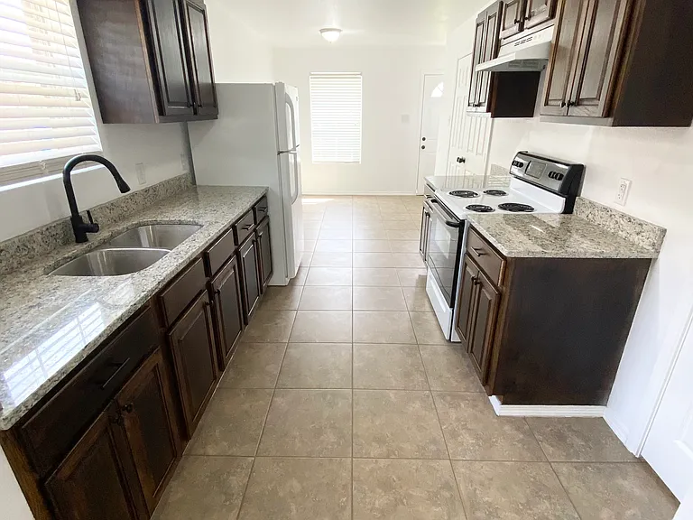2508 E Houston St #B — Photo 9