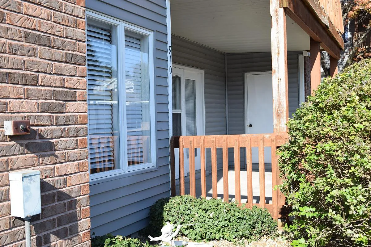 2 bed, 900 sqft, $1,350 — Photo 1