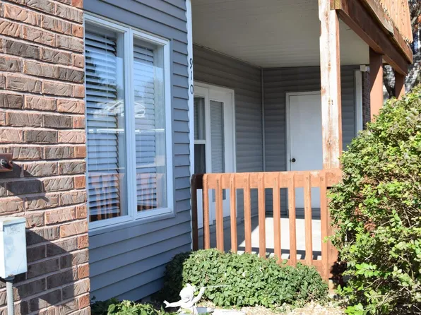 910 King Dr, Saint Charles, MO 63303