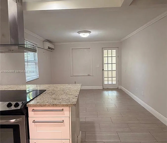 250 SW 7th St — Photo 14