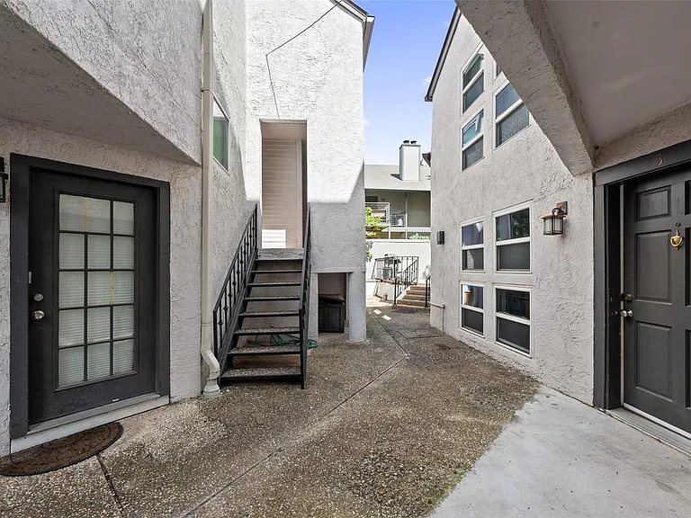 1500 Woodlawn Blvd #304 — Photo 29