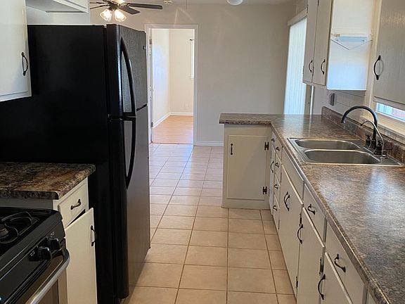 Nice traditional galley kitchen. Nicely updated. Appliances are 2 years old.