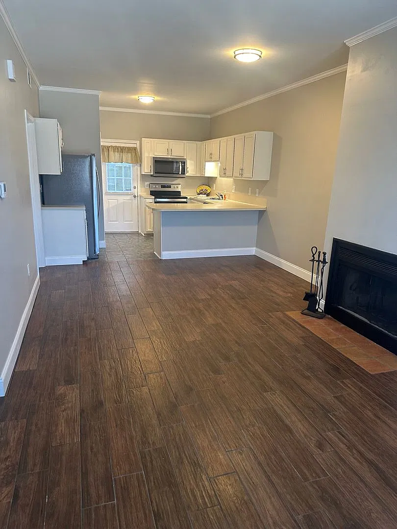 Pre Leasing For December -Perfect Location For Health Care Students and Professionals! — Photo 3