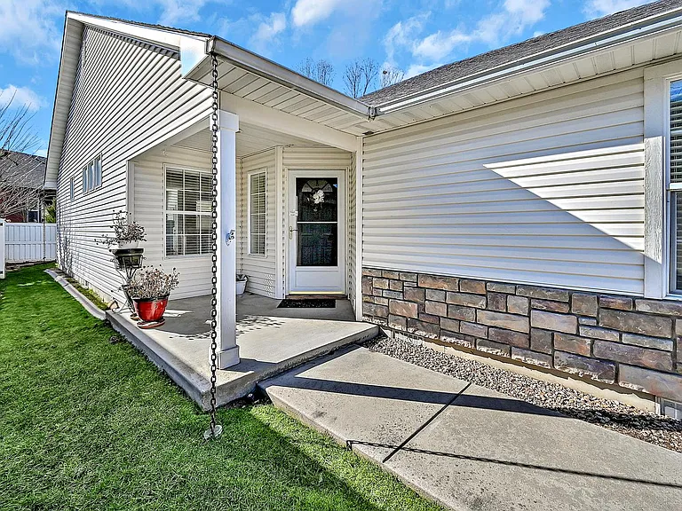 9745 W Sleepy Hollow Ln — Photo 2