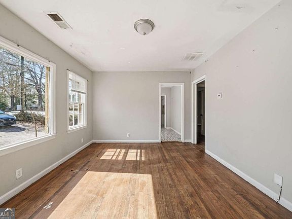 3rd image of 1564 Columbia Dr