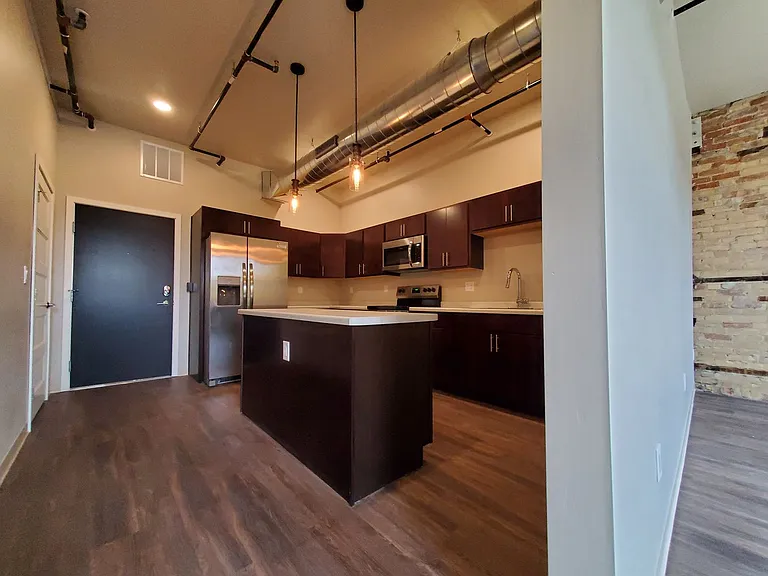 240 N Broadway — Photo 8