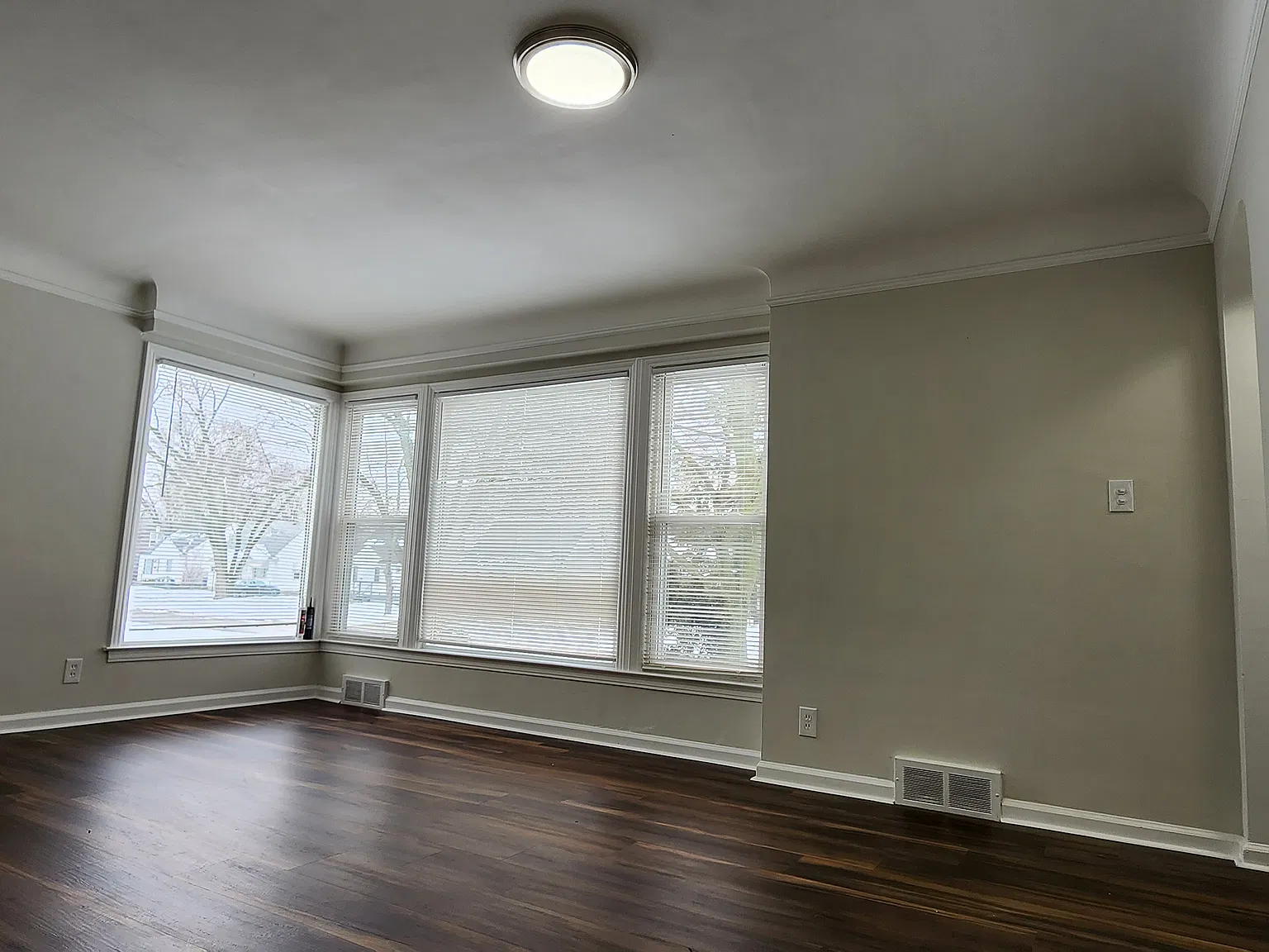 3 bed, 1.5 bath, 879 sqft, $1,500 — Photo 3