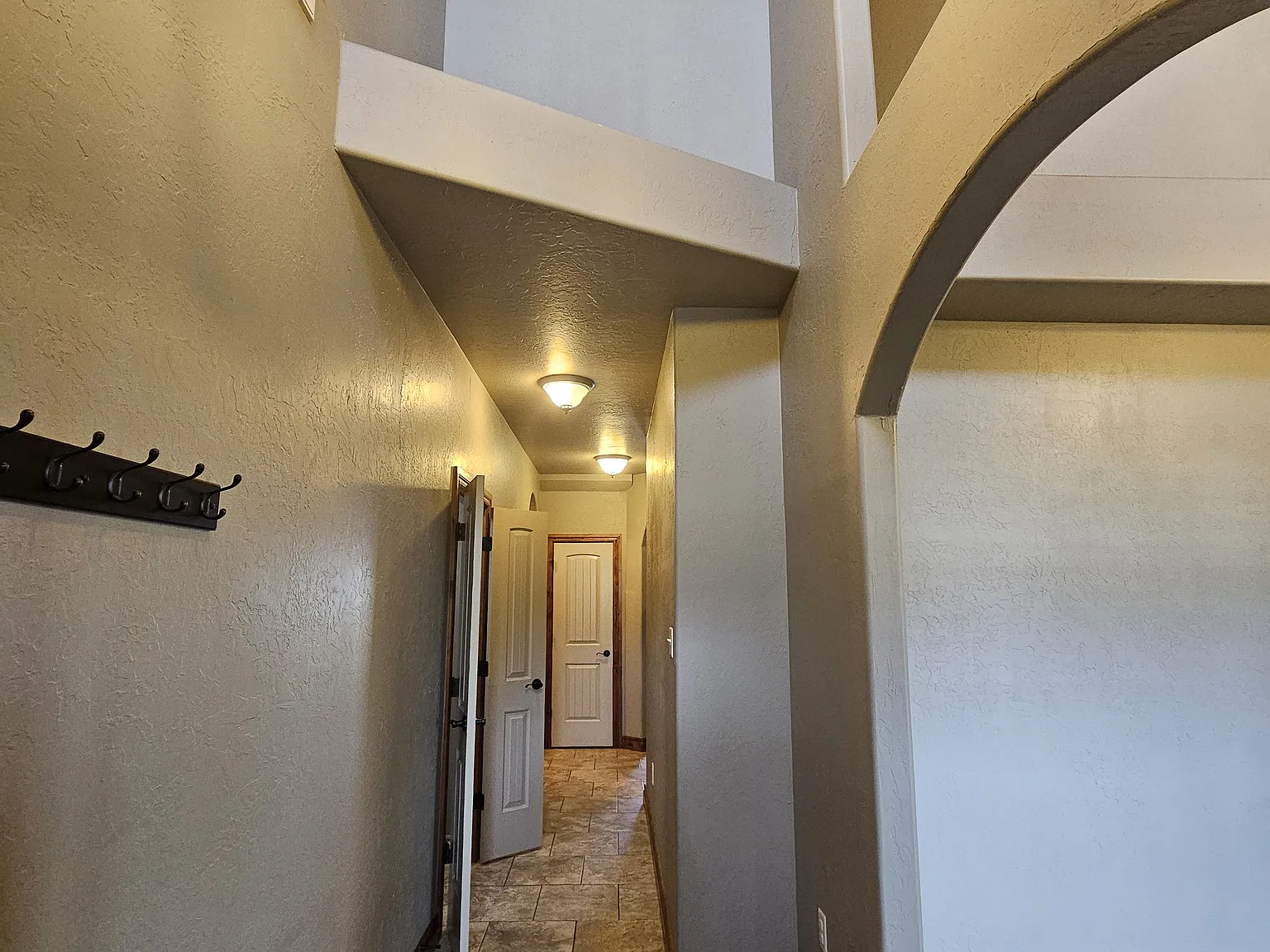 4 bed, 2400 sqft, $2,600 — Photo 3