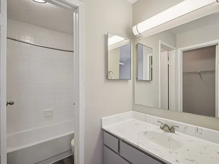 Porterwood Apartments — Photo 41