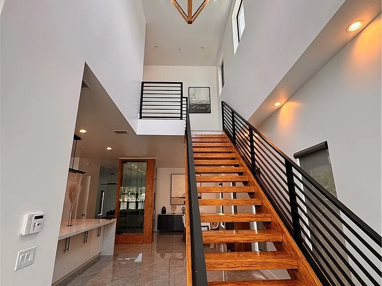11230 Pickford St — Photo 9