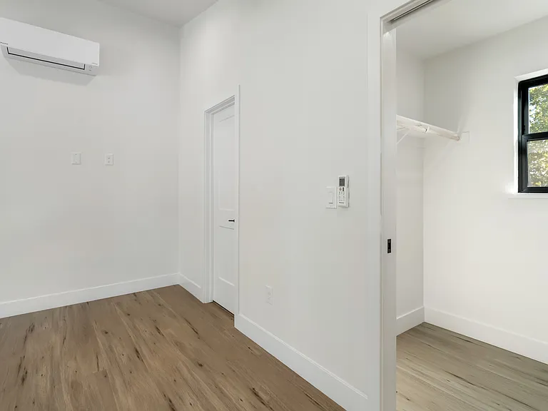 1113 Victorian Aly #1115 — Photo 14