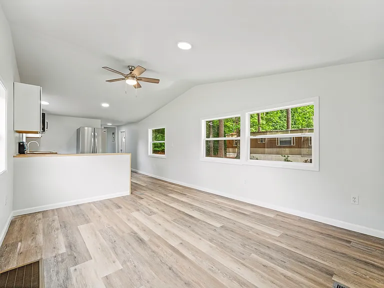 125 Evergreen St — Photo 2