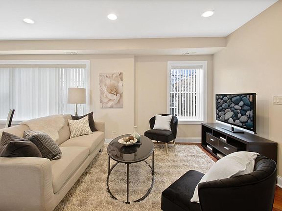 4th image of 3337 W Belle Plaine Ave APT 1D