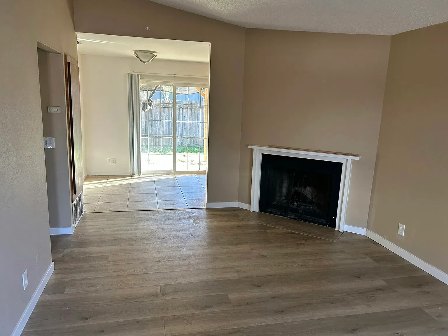 7702 Loucreta Drive — Photo 2