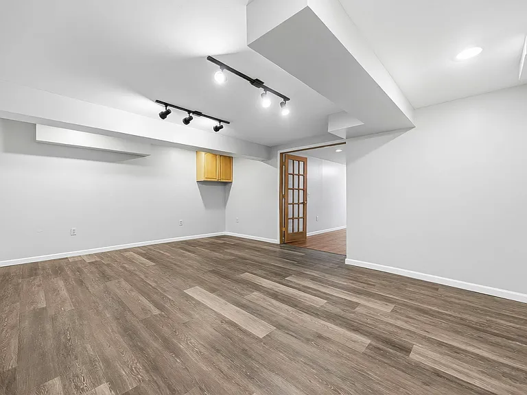 3033 Jamestown Dr — Photo 33