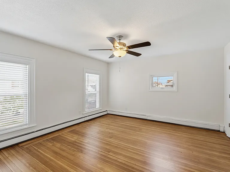 230 Adams St — Photo 8
